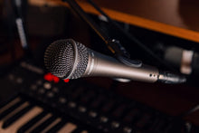Load image into Gallery viewer, Samson Q7x Professional Dynamic Vocal Microphone (SAQ7X), Black