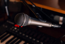 Charger l'image dans la galerie, Samson Q7x Professional Dynamic Vocal Microphone (SAQ7X), Black
